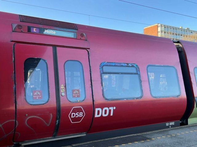S-tog ramt af stenkast: Ryger gennem rude