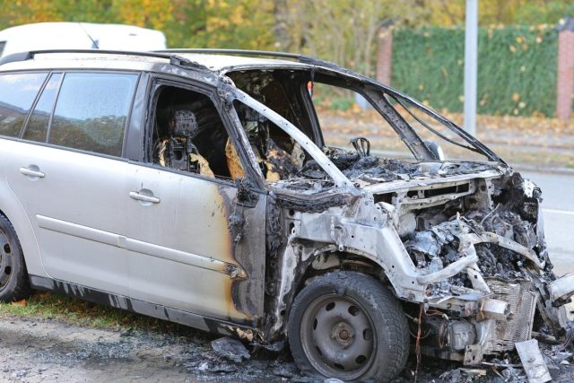 Dramatiske scener ved brændende biler: Pludselig flygtede en person