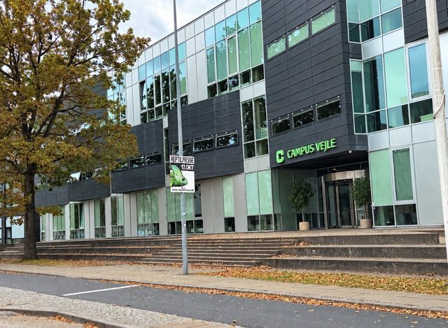 Teenagepige voldtaget på gymnasium blandt 1.000 andre elever