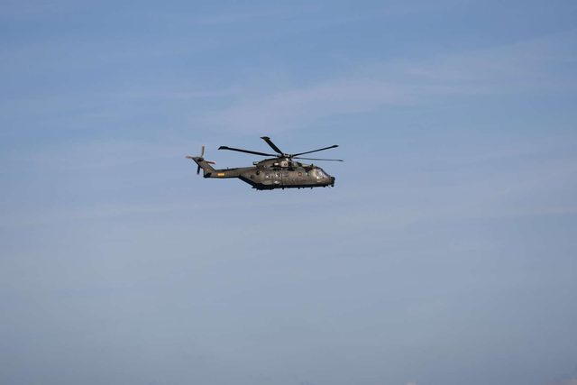 Mens helikopteren søgte over vandet, tog redningsaktion en vild drejning