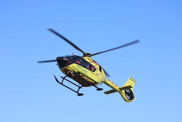 Lige nu: Person stukket ned ved boligblok – lægehelikopter fløjet