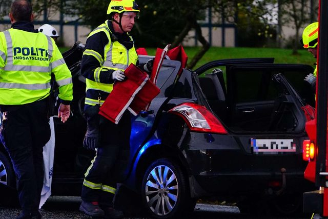Trafikeret vej proppet til med redning: Person tilskadekommen