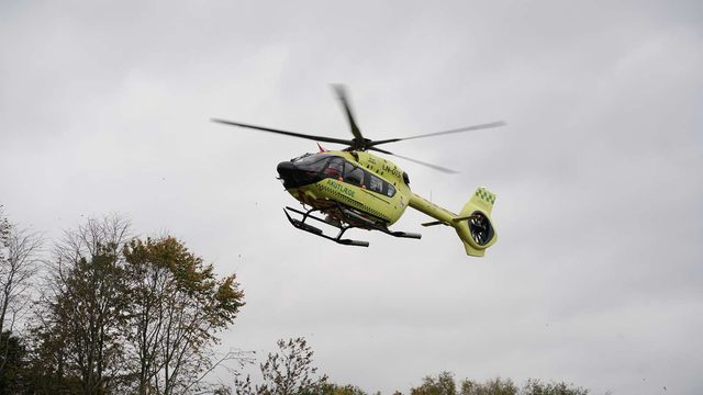 Minigraver vælter i alvorligt uheld: Lægehelikopter fremme