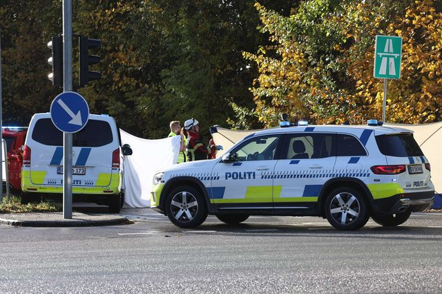 Voldsomme scener udspiller sig lige nu: Politiet afskærmer midt på motorvejen