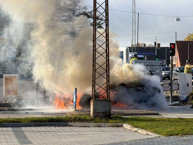 Lige nu: Bil står i flammer midt i kryds