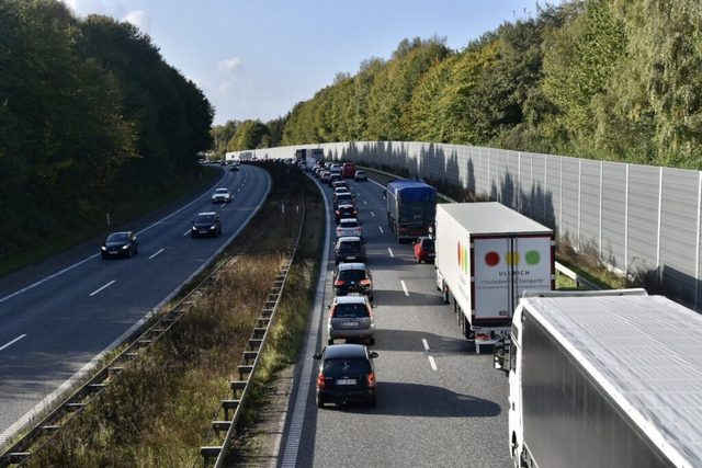 Motorvej totalt spærret efter færdselsuheld: Bilister skal finde andre veje