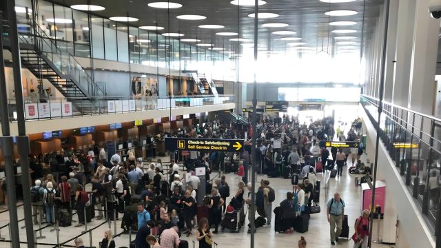 Lange køer i Københavns Lufthavn: Ventetid i security på op til 1 time