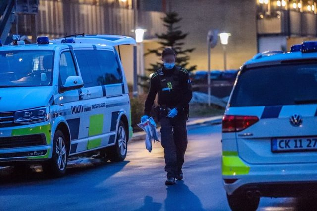 Kraftig eksplosion smadrede indgangsparti: Politiet tilkaldte specialister
