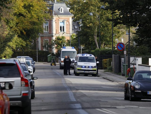 Røvet ved højlys dag: 24-årig tæsket og tvunget til at stå nøgen