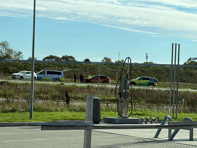 Eftersøgning med helikopter: Frygter at person er sprunget ud fra bro