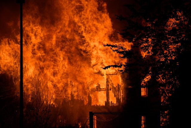 Kraftig røgudvikling ved voldsom brand: Beboere skal lukke vinduer