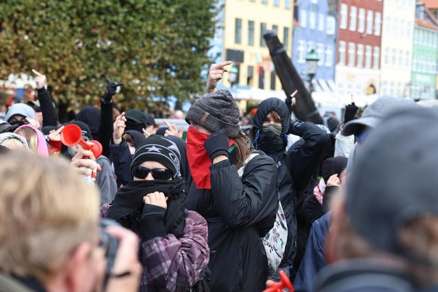 Dramatiske scener til demonstration: Politiet angriber med knipler
