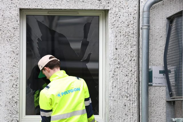 Kraftig eksplosion smadrede indgangsparti: Politiet tilkaldte specialister
