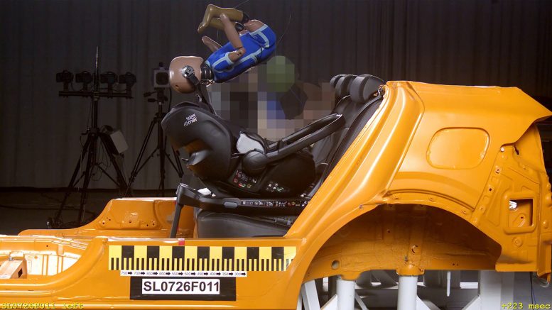 I testen af autostolen fra Britax Römer åbnede selespændet sig, som holder barnet, så den 11 kg tunge testdukke blev kastet ud af stolen.