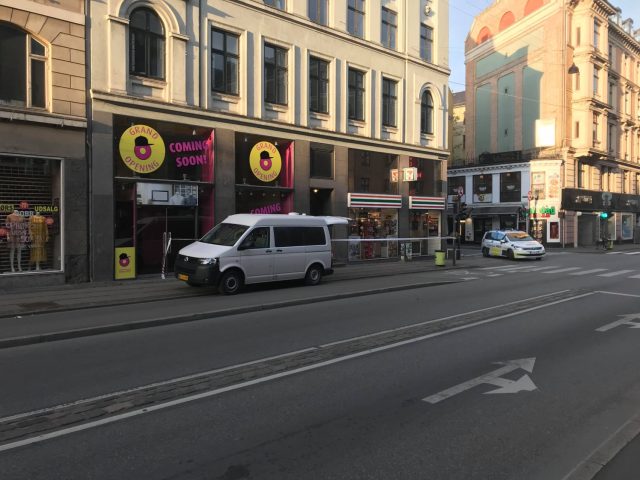 Midt i København: Smadrer Barcardi Breezer i hovedet på ansat