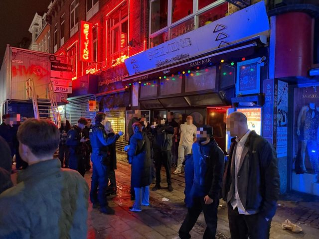Massiv udrykning i hjertet af København: Stort slagsmål foran bar