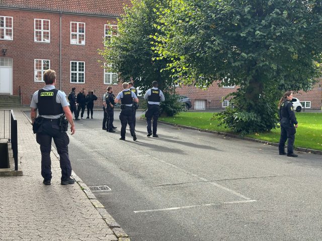 Lige nu: Drama i retten – politiet trækker våben