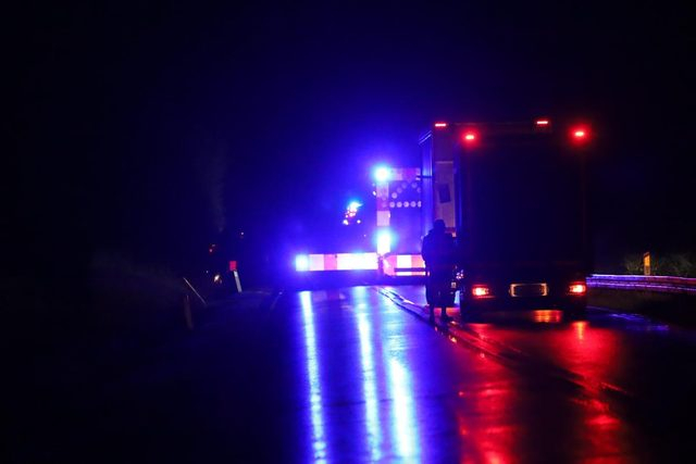 Dramatisk ulykke spærrer trafikeret landevej i flere timer: Lastbil er væltet