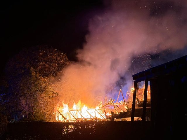 Nattens kæmpe flammehav: Voldsom brand lige ved folkeskole