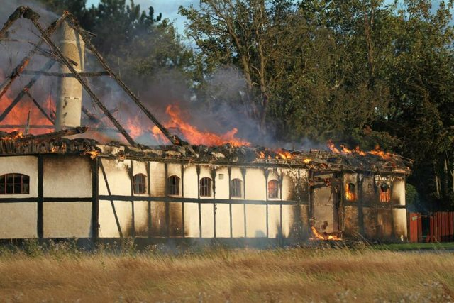 Tragisk mistanke efter voldsom gårdbrand: Politiet frygter det værste