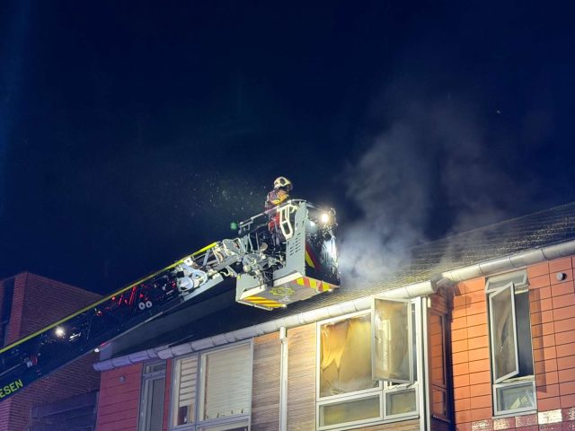 LIGE NU: Styrker vrimler til – brand i lejlighed