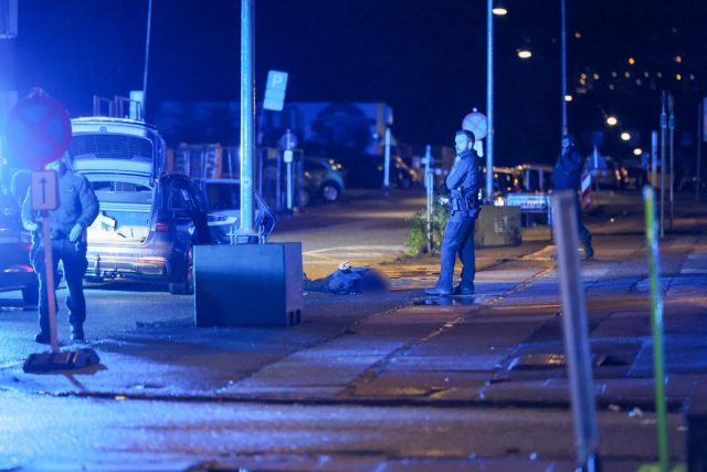 Nattens vilde politiaktion: Lagt i håndjern og presset ned mod den kolde, våde jord