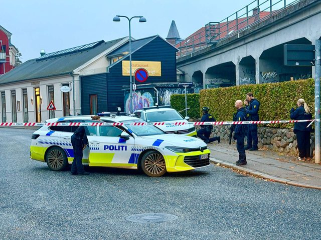 Politiet med maskinpistoler undersøger mistænkeligt forhold: Borgere skal holde sig væk