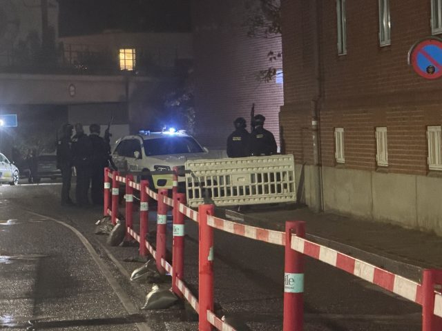 Politiet med maskinpistoler: Borgere skal holde sig væk