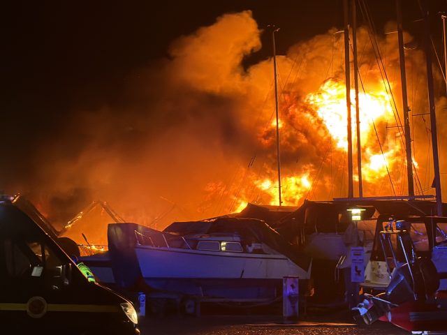 LIGE NU: “Flammerne er flere meter høje”