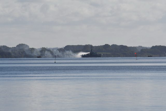 Person om bord på brændende båd i dansk farvand