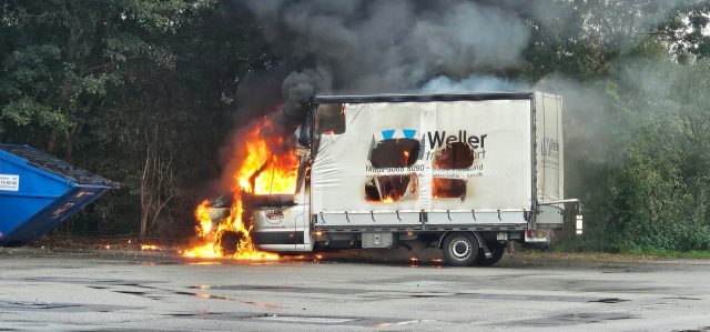 Midt på dansk tankstation: Ædt op af flammerne