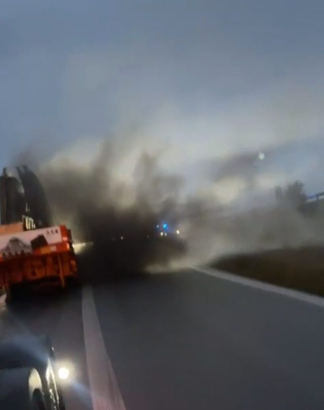 Lastbil brudt i brand på motorvej: Frakørsel spærret
