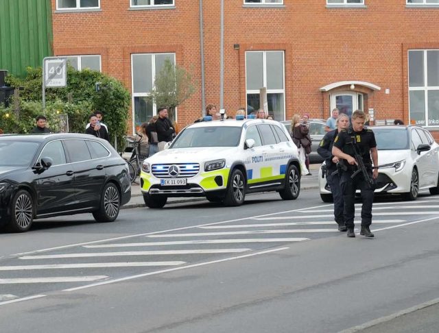 ‘Rød alarm,’ lyder lige nu på skole: Betjente med maskinpistoler vælter ind