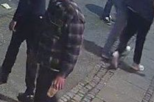 LIGE NU: Denne mand jagtes i hele landet – billeder af ham deles af alle