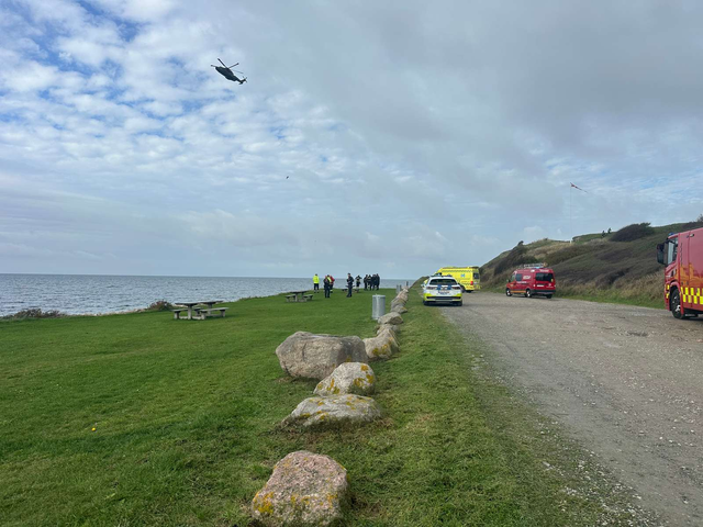 Alvorlig melding fra havet: Helikopter, båd og udrykningskøretøjer er ankommet