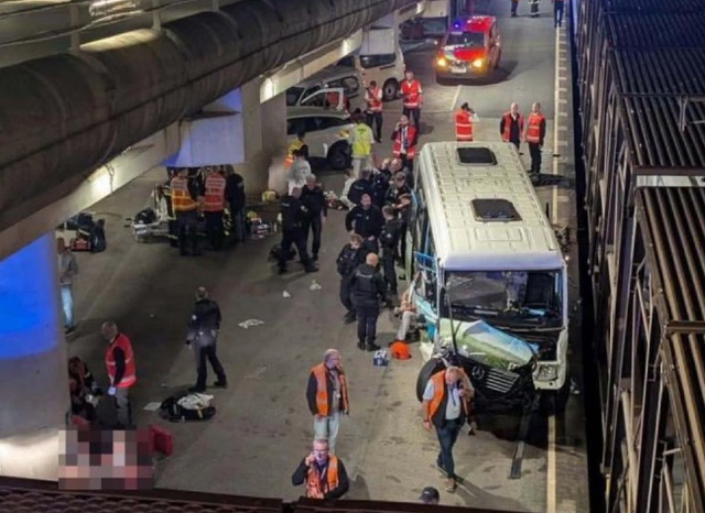 Kollisionsulykke i kendt tunnel: Bus og tog hamrer sammen