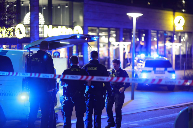 Dramatiske scener udspiller sig foran Netto: ‘Ambulance med politieskorte afgår’