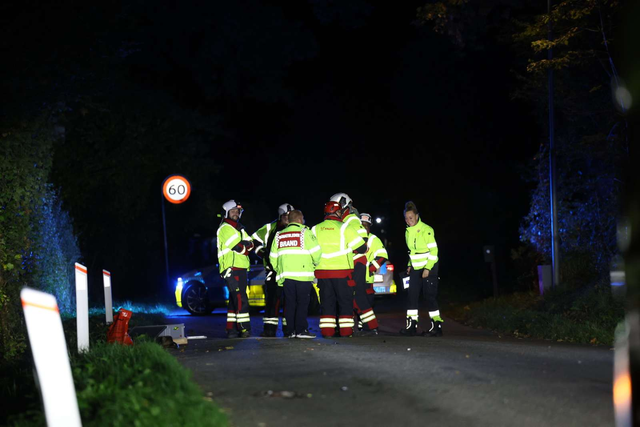 Ambulancer rekvireret til voldsomt uheld: Bil ligger på taget i grøft