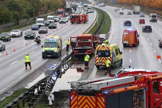 Spærret i begge retninger efter voldsom motorvejsulykke: Lastbil hamrer ind i autoværnet
