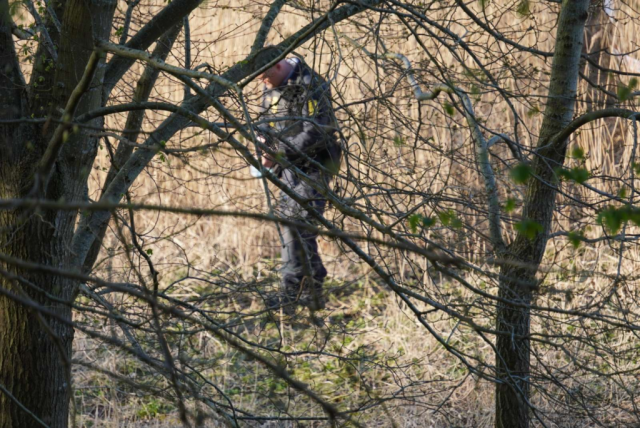 Lille barn i centrum da bondegård bliver omdannet til blodigt gerningssted: Far og søn brutalt myrdet