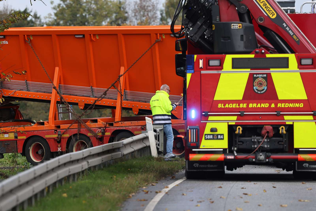 Kæmpemæssig lastbil hamrer sammen med bil: I al hast mod Rigshospitalet