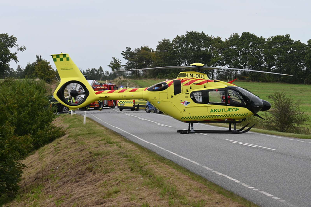 Tesla i voldsom ulykke efter mulig vanvidskørsel: Otte ambulancer og lægehelikopter rykkede ud