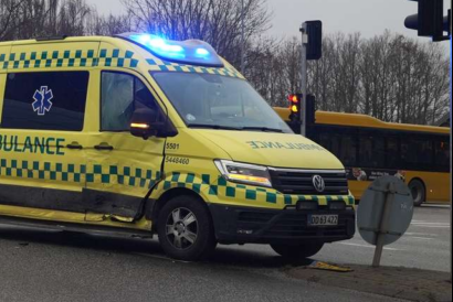 Bus og ambulance med patient kolliderer: Det værst tænkelige er sket