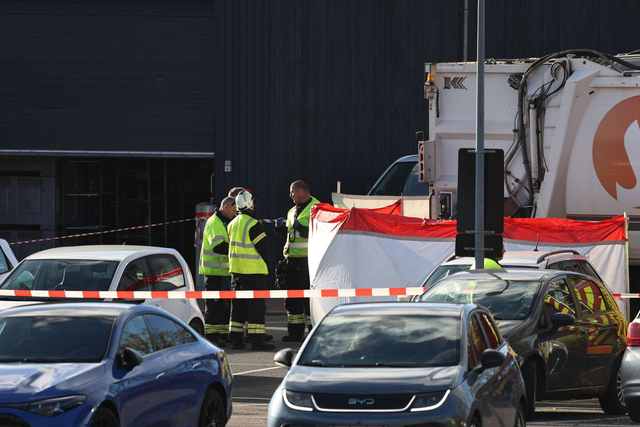 Alvorlig hændelse ved shoppingcenter: “Der er sat afskærmning op ved skraldevognen”