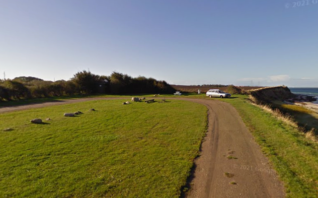 Voksen mand filmer forbrydelsen: 13-årig pige voldtaget ved strand på højlys dag
