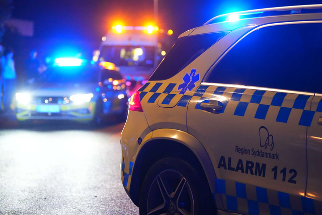 Voldsomt færdselsuheld: Ambulance og lægebil haster til stedet