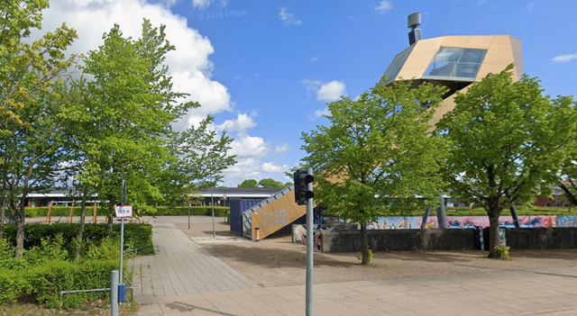 Grædende 12-årig voldtaget med brug af kniv ved folkeskole