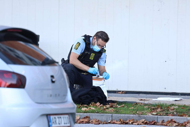 Blødende offer får ung kvinde til at slå alarm