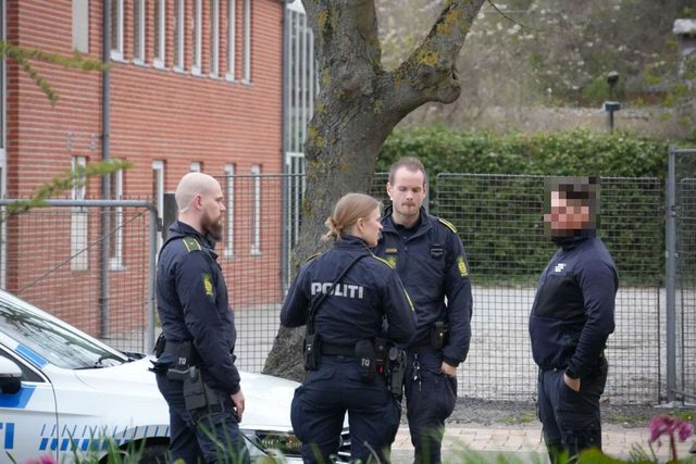 Barn involveret i tragisk sag ved skole: Fløjet væk med lægehelikopter