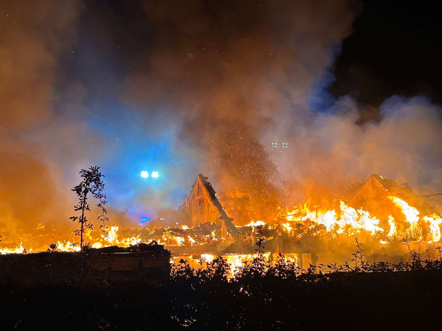 Enormt brag ryster dansk by: ‘Der er 20 meter høje flammer’